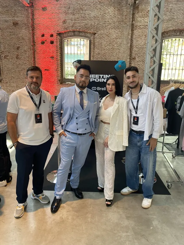Macuto y Neyver junto al dueño de la marca Munich Sports y otro invitado en el Festival Forbes 30 Under 30 de 2025