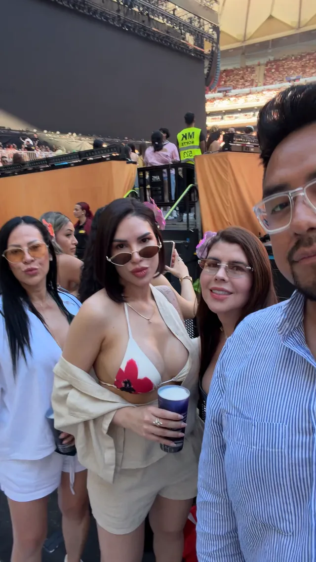 Macuto con tres invitadas en el estadio, en el concierto de Bad Bunny