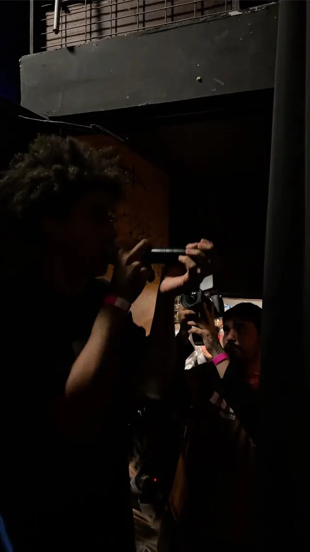 El Neeus cantando en su concierto de Madrid de 2026