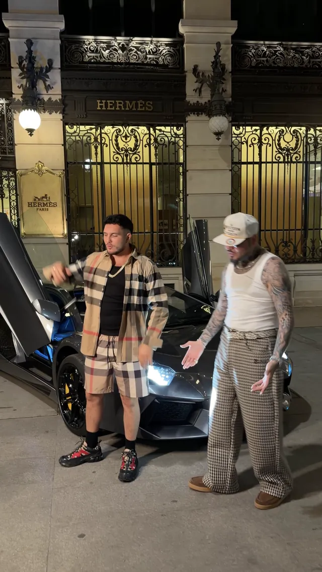 Rodaje de un videoclip de Farruko ante la tienda Hermès de Madrid, con un Lamborghini de puertas abiertas