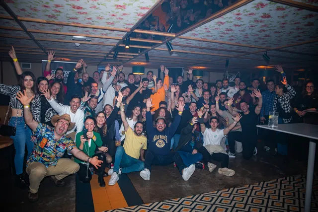 Decenas de creadores celebran con las manos en alto en la fiesta de final de año de YouTube
