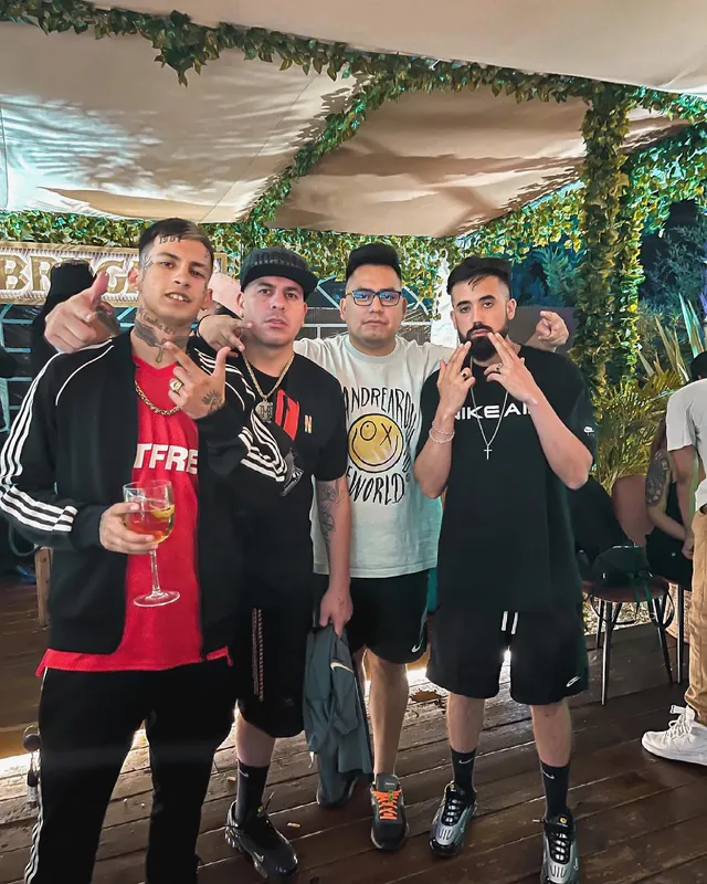 Macuto con L-Gante y otros dos artistas en una terraza