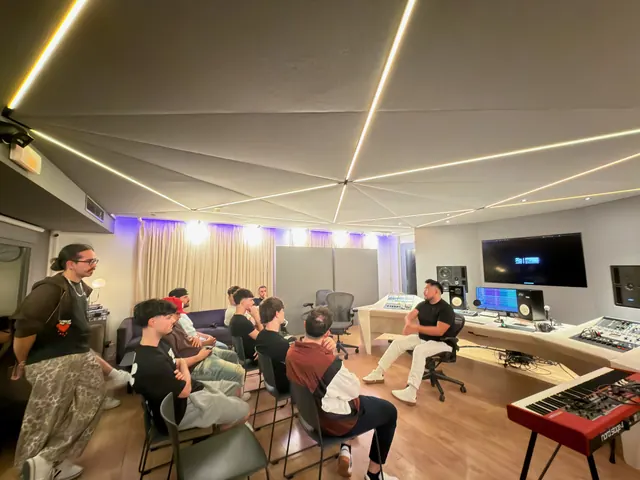 Artistas del DAP sentados en la sala de control durante una charla de la Mastermind DAP