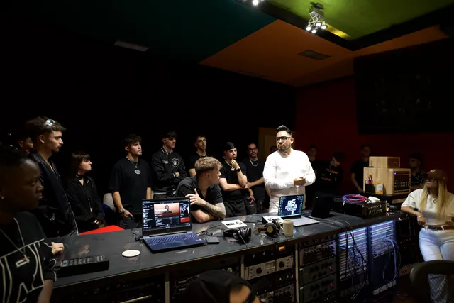 Macuto explica a los artistas del DAP en la mesa de mezclas de PKO Studios durante la Mastermind de Madrid