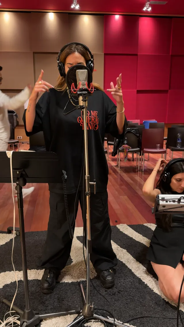 Una artista del DAP canta ante el micrófono en la Mastermind de Madrid