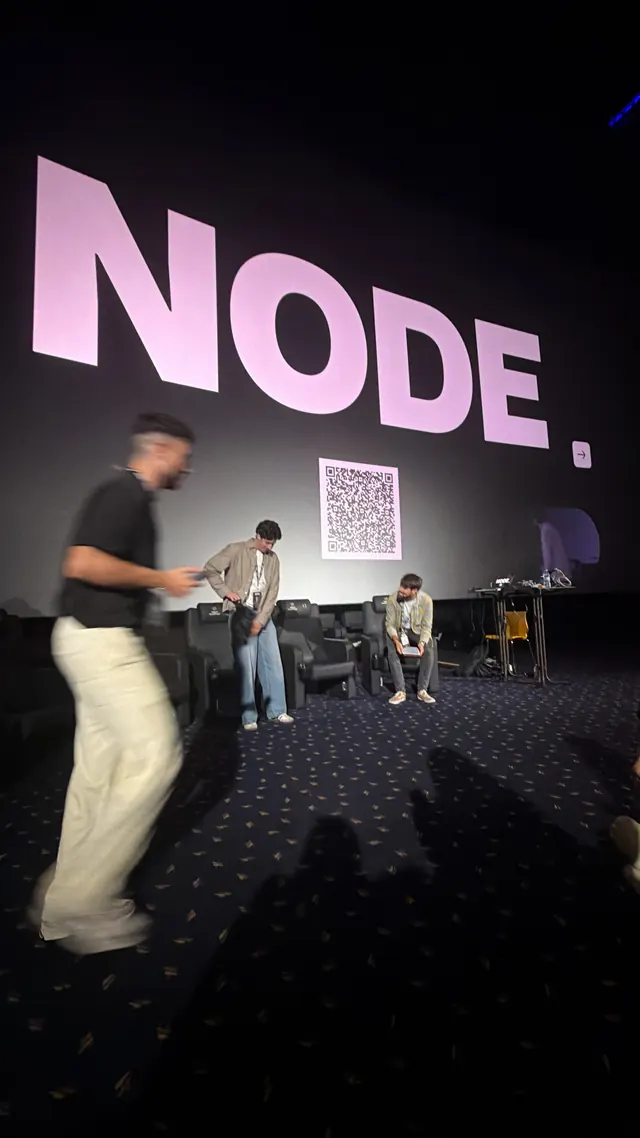 Escenario de NODE 2026, con el logotipo gigante y los ponentes preparando una charla