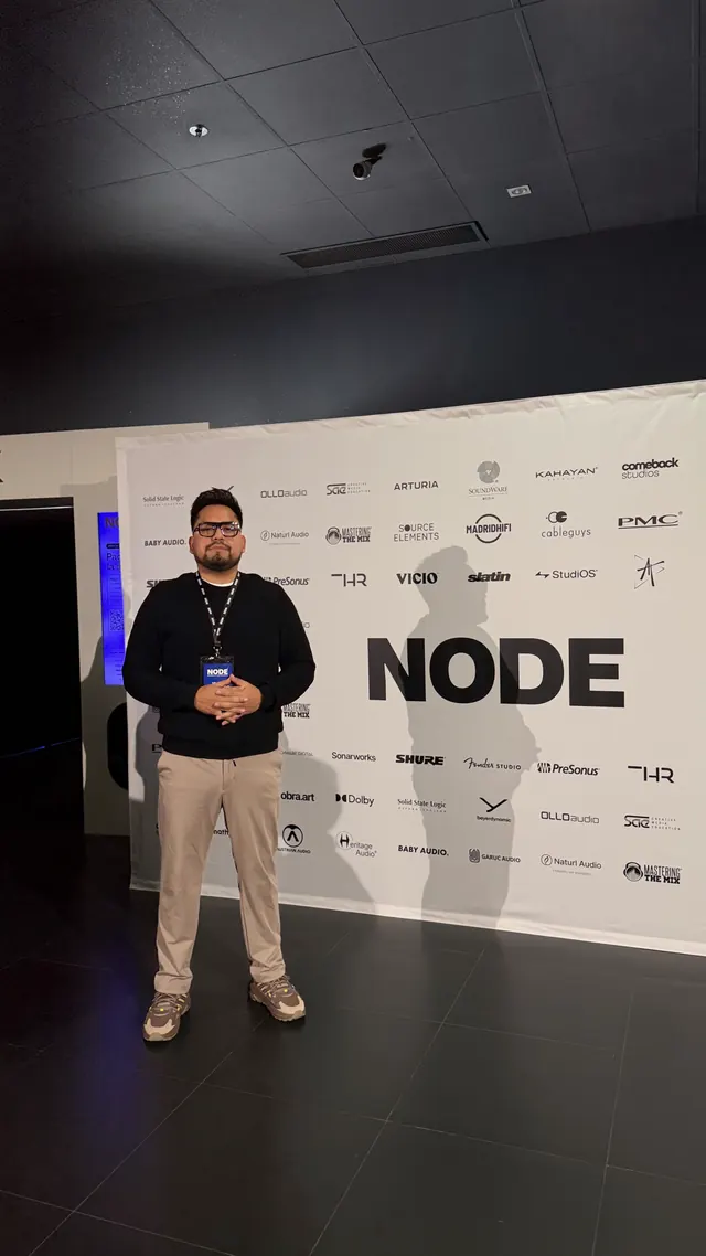 Macuto en el photocall de NODE 2026, ante el panel con las marcas del evento
