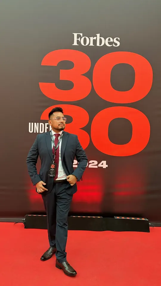 Macuto con traje oscuro en el photocall del Forbes 30 Under 30 de 2024