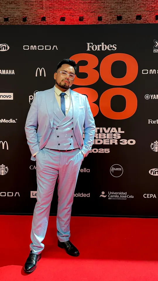 Macuto con traje azul claro en la alfombra roja del Festival Forbes 30 Under 30 de 2025