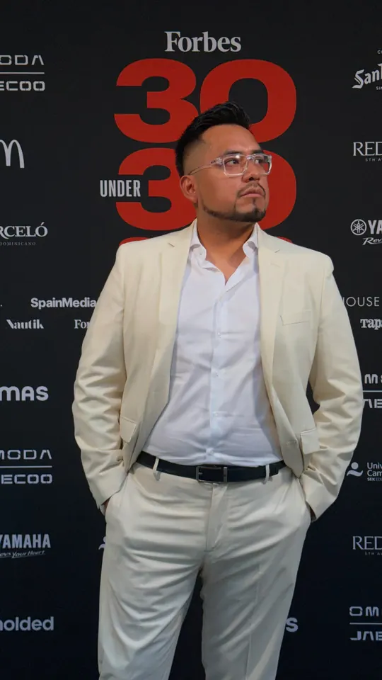 Macuto con traje claro en el photocall del Forbes 30 Under 30 de 2026